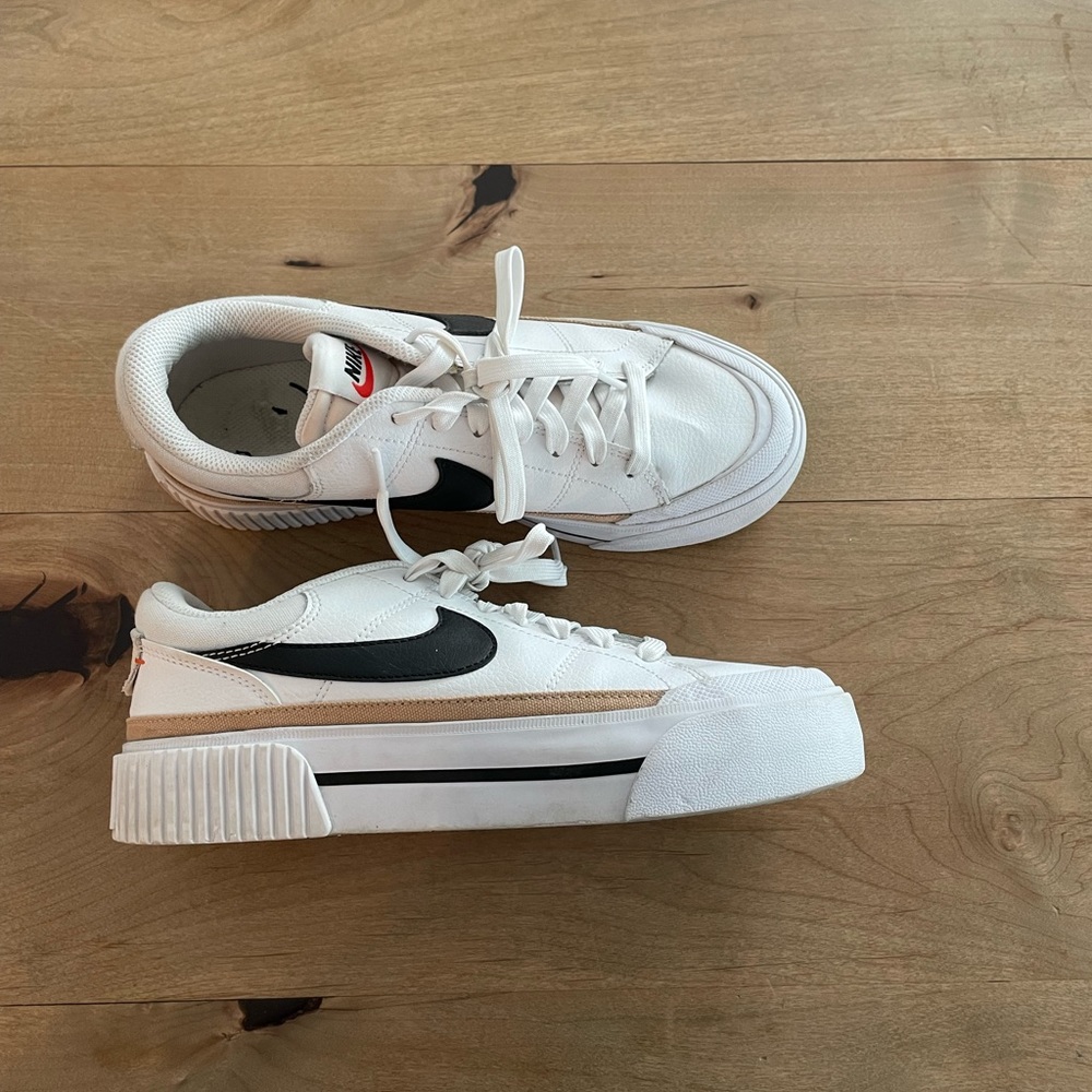 Women’s Nike court legacy lift platform